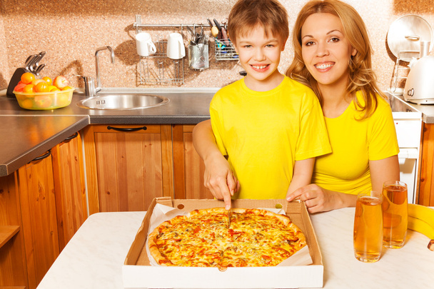Mother and son slicing pizza - Foto, Imagem