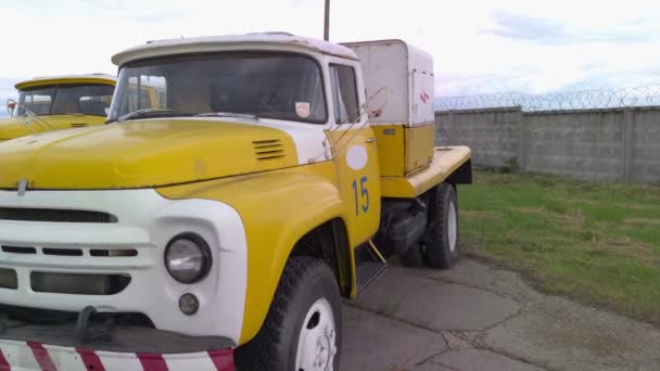 Старый служебный грузовик - Кадры, видео