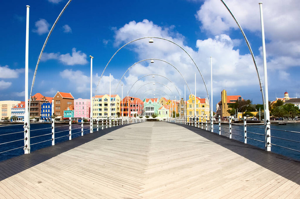 Willemstad, Curacao 'da yüzen duba köprüsü - Fotoğraf, Görsel