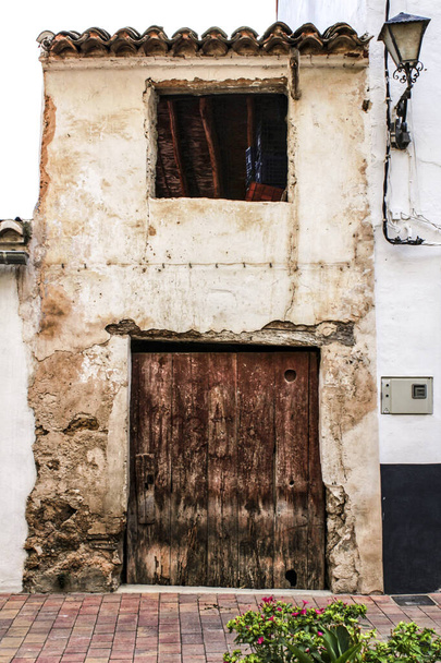 Εγκαταλελειμμένο παλιό σπίτι στη Τσέλβα, Βαλένθια, Ισπανία - Φωτογραφία, εικόνα