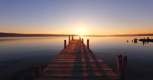 湖と古い釣りドックの上の夕日 - 映像、動画