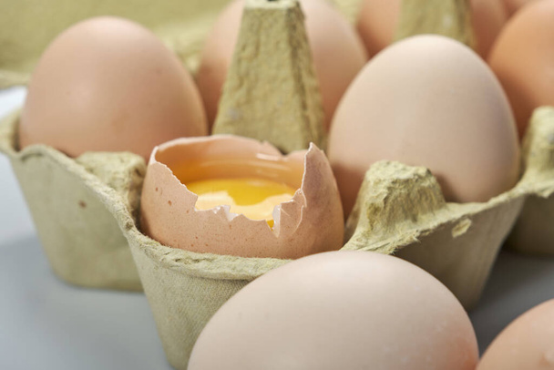 Közelkép a tojások rajzfilm fehér háttér. Nyers tyúktojás tojásos dobozban bio élelmiszer a jó egészség érdekében magas fehérje . - Fotó, kép