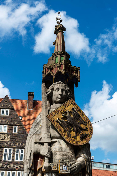 Estatua de Roland en la plaza del mercado en el casco antiguo de Bremen, Alemania - Foto, Imagen