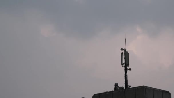 Antena celular o antena de telecomunicación en tormenta de truenos con tornillos y rayos de tormenta muestra el clima peligroso y perturbaciones eléctricas con alto voltaje intermitente a través del aire - Metraje, vídeo