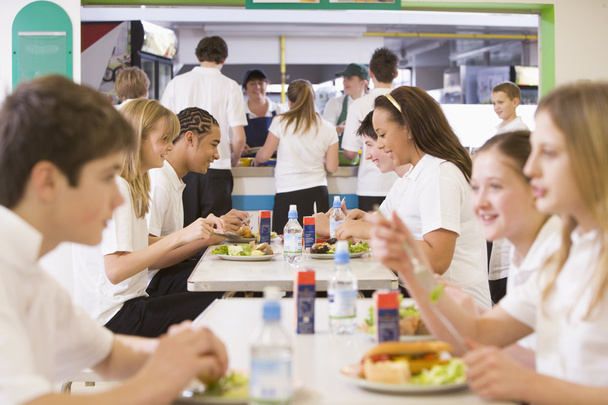 High school students eating in the school cafeteria - Valokuva, kuva