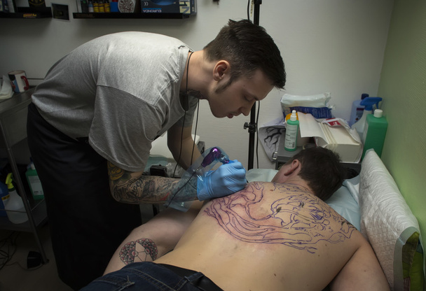 tattooer робить татуювання - Фото, зображення