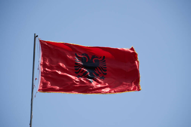 Flaga Albanii machająca przed czystym błękitnym niebem, zbliżenie, odizolowana maską przezroczystość kanału alfa, idealna do filmu, wiadomości, kompozycja cyfrowa - Zdjęcie, obraz