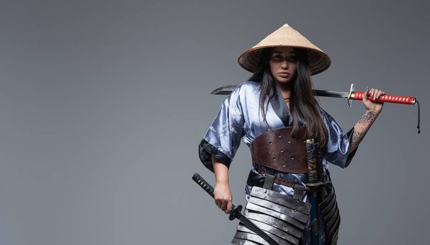 Aziatische vrouw met bamboe hoed en katana - Foto, afbeelding