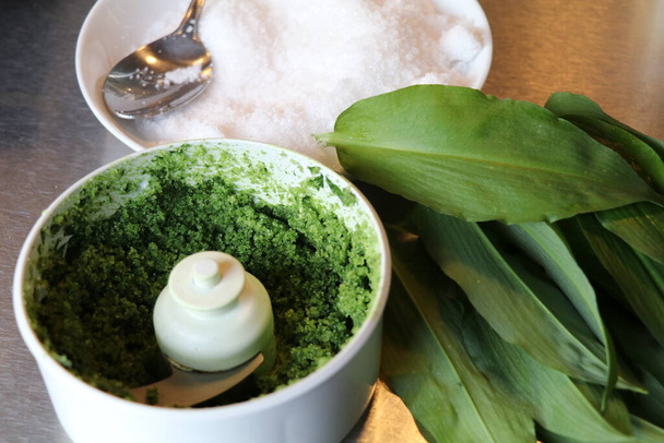 mix verde brillante di sale marino e foglie di aglio selvatico - Foto, immagini