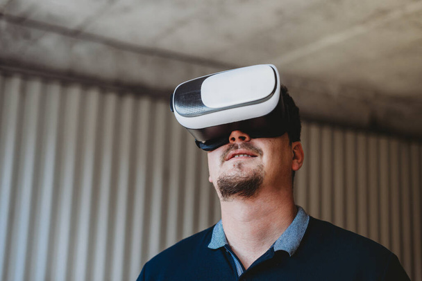 Mann mit VR-Brille genießt Virtual-Reality-Erfahrung - Foto, Bild