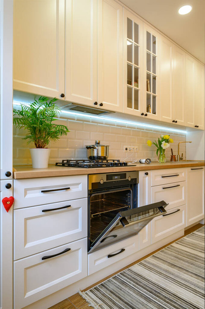 уютный современный хорошо оформленный кухонный интерьер - Фото, изображение