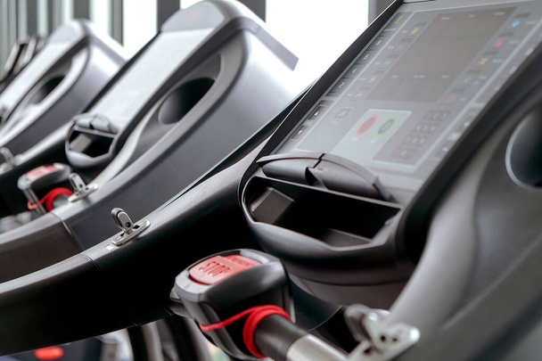 Dettaglio immagine di Tapis roulant in sala fitness sfondo  - Foto, immagini