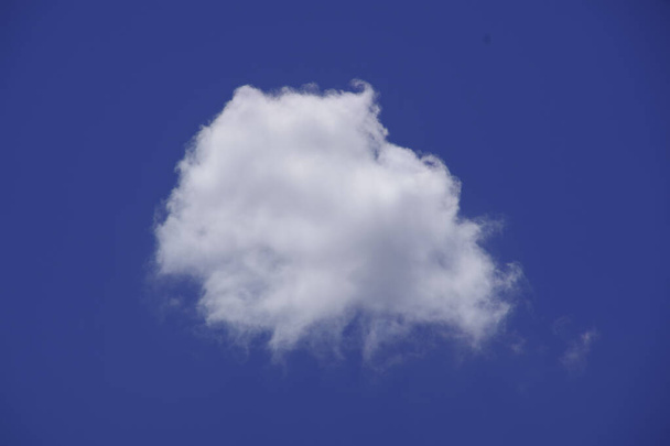 Кругла, біла хмара на тлі блакитного неба
. - Фото, зображення
