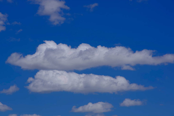белые облака в голубом небе. - Фото, изображение