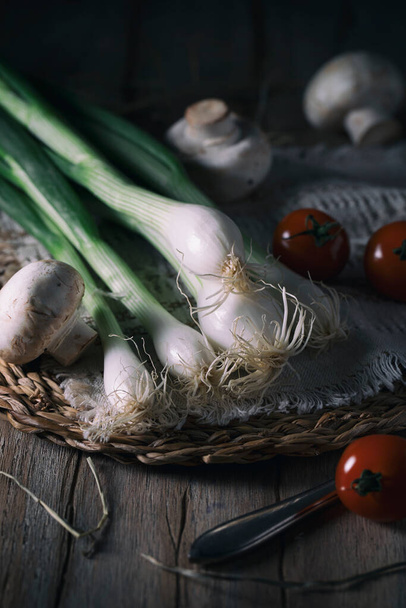 Fresh onions, mushrooms and tomatoes on a rustic table - Fotografie, Obrázek