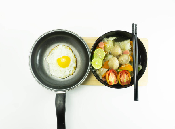 Omelet, marynowane klopsiki ogórkowe i zupa z klopsików na drewnianej desce do krojenia na białym tle. - Zdjęcie, obraz