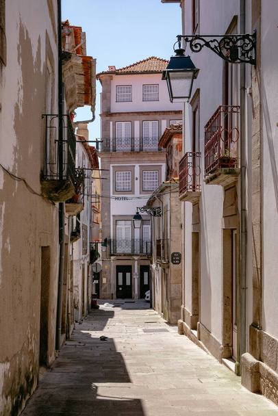 Маленькая узкая аллея с традиционными деревьями в Старом городе - Виана-ду-Каштелу, Португалия - Фото, изображение