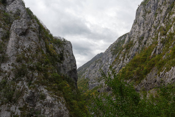 Dramatischer Blick in die Berge im Norden Montenegros an einem bewölkten Tag - Foto, Bild