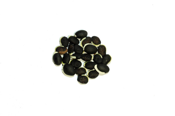 Сырые семена черной фасоли на белом фоне на верхнем кадре - Фото, изображение