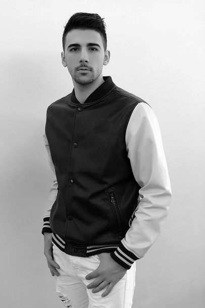 Attraente modello maschile con i capelli corti in posa in studio su sfondo isolato. Stile, tendenze, concetto di moda. - Foto, immagini