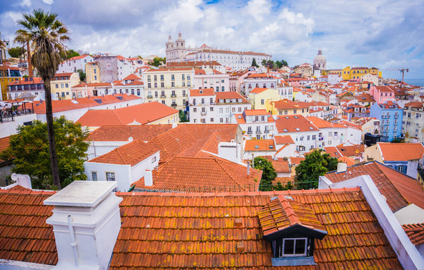 LISBON, PORTUGAL - MARCH 25, 2017: панорамний вид на старе традиційне місто Лісабон з червоними дахами, вид монастиря Святого Вісенте-де-Фора, округ Алфама. - Фото, зображення