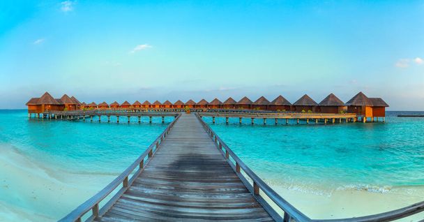 熱帯モルディブ島の素晴らしい広いパノラマ。青いラグーン、ターコイズブルーの水と晴れた日にヤシの木とエキゾチックなビーチの背景。休暇、休日、ロマンチックな新婚旅行の目的地. - 写真・画像
