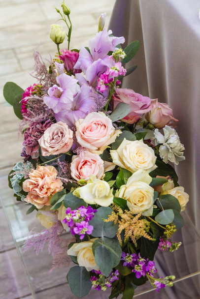 Decoración de flores en un lugar de la boda. - Foto, imagen