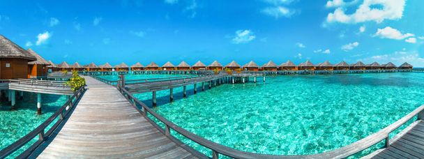 Increíble panorama amplio de la isla tropical de Maldivas. Fondo exótico de playa con laguna azul, agua turquesa y palmeras en un día soleado. Vacaciones, vacaciones y romántico destino de viaje de luna de miel. - Foto, imagen