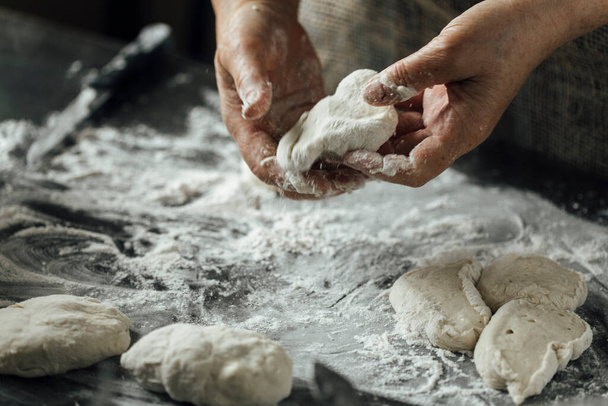 Nahaufnahme von Händen, die leckere Kuchen mit Teig zubereiten - Foto, Bild