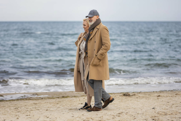 aged couple walking by the sea - Foto, immagini