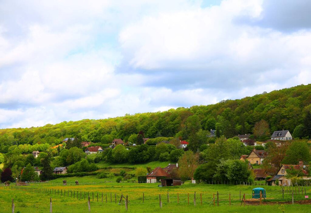 Los exuberantes jardines y campos cerca del pueblo de Bec-Hellouin en Normandía - Foto, imagen