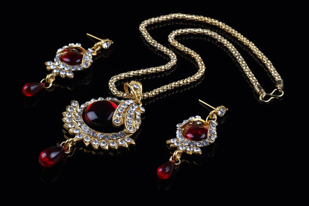 Schmuckset im indischen Stil - Halskette und Ohrringe - Foto, Bild