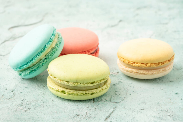 closeup colorful macaroons on green background with copy space - Foto, immagini