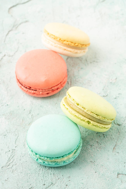closeup colorful macaroons on green background with copy space - Zdjęcie, obraz