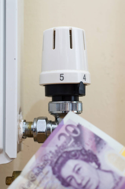 Contenido ilustrativo para reducir los ajustes en TRV para calefacción central para ahorrar dinero - Foto, Imagen