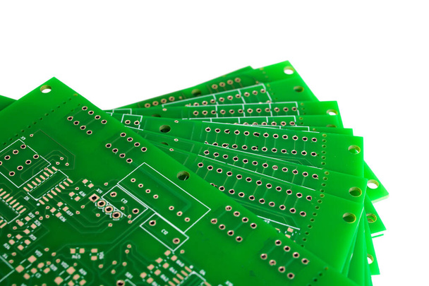 Montón de placas de circuitos impresos verdes aislados sobre fondo blanco de cerca - Foto, imagen