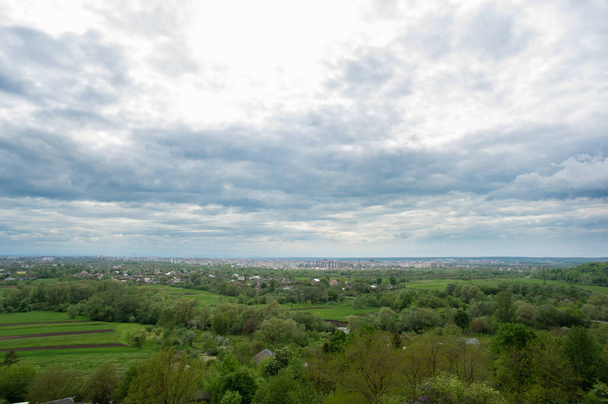 Nubes oscuras sobre la ciudad de Ivano-Frankivsk panorama - Foto, imagen