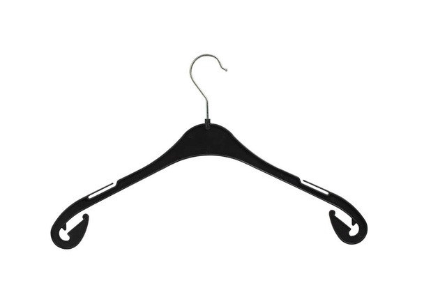 houten en kunststof hangers met een haak voor kleding, isoleren voor het knippen op een witte achtergrond - Foto, afbeelding