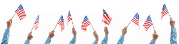 Рука машет американским флагом. 4 июля День независимости Патриотические символы США. Изолированный белый фон, демонстрация, протест, митинг, фанаты. Национальный праздник 4 июля федеральный праздник США - Фото, изображение