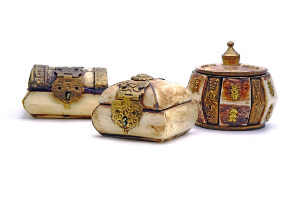 Boîte à bijoux en os de style tibétain isolée sur fond blanc. Boîtes à bijoux - Photo, image