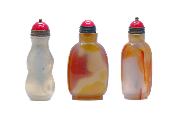 Снафф бутылки: Агат снафф бутылку изолированы на белом фоне. Прекрасный табак с натуральным цветом и текстурой агата, драгоценный камень - Фото, изображение