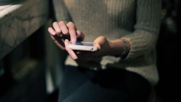 Woman using smartphone - Video, Çekim