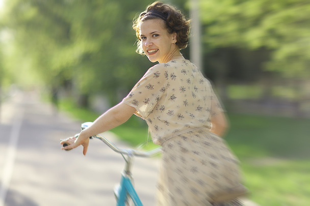 Menina com bicicleta no parque
 - Foto, Imagem