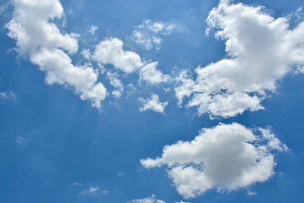 Beaux cumulus nuageux contre le ciel bleu de jour. Cumulus est un nuage moelleux comme une boule de coton.  - Photo, image