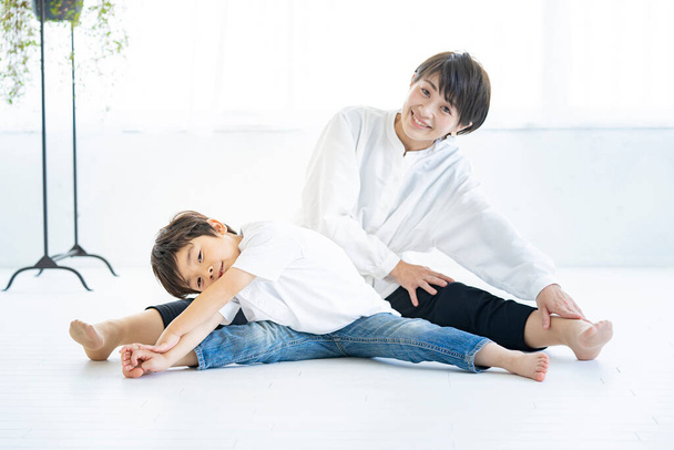 Asiatique mère et son garçon faire yoga - Photo, image