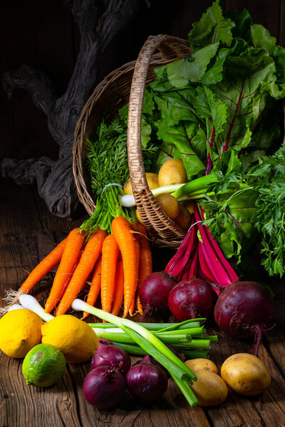 Basket with different vegetables: beetroot and carrot - Foto, Bild