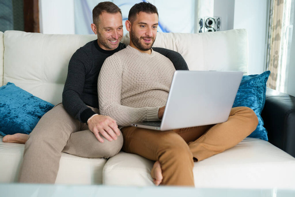 gay coppia consulenza loro piani di viaggio insieme con un computer portatile. - Foto, immagini