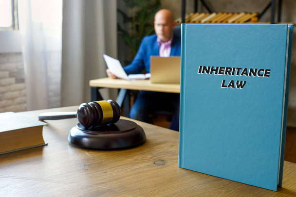 A jogásznál van az INHERITANCE LAW könyv. Öröklési törvények azok az alapszabályzatok és rendeletek, amelyek befolyásolják, hogy ki jogosult mit kapni az elhunyt relativ hagyatékából. - Fotó, kép