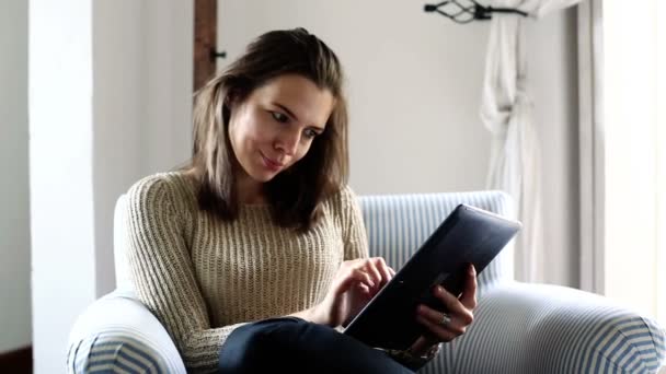 Attractive woman with tablet - Video, Çekim