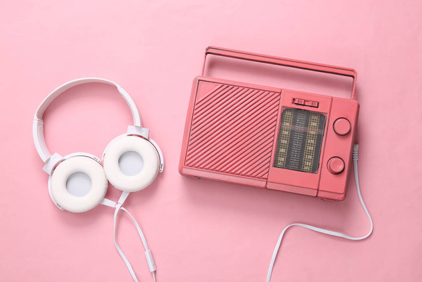 Ricevitore radio fresco rosa e cuffie su sfondo rosa. Concetto musicale minimale. Vista dall'alto. Posa piatta - Foto, immagini